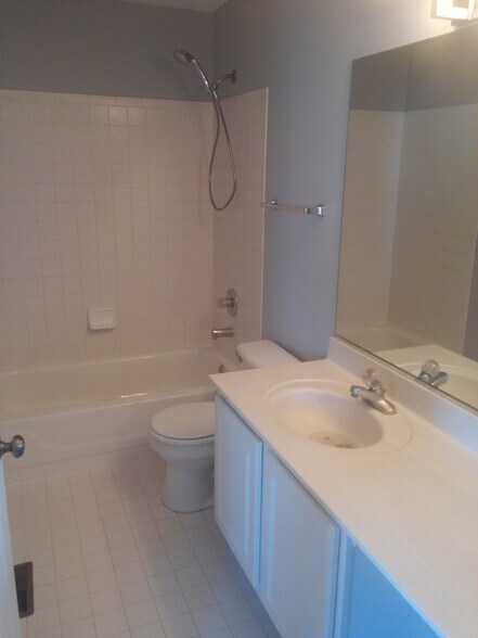 Building Photo - 2513 Stonybrook Dr