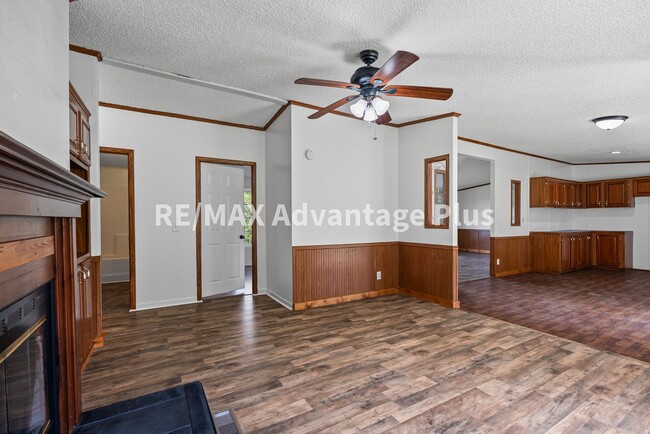 Building Photo - Spacious 4 bedroom home in private setting