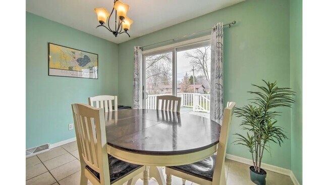 Building Photo - Beautiful Home at Silver Lake