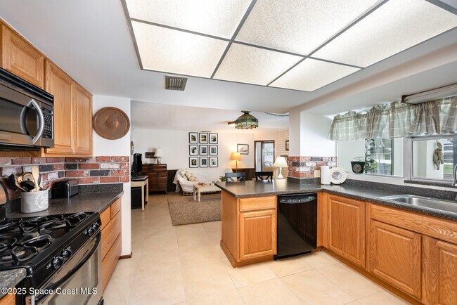 Building Photo - 419 St Georges Ct