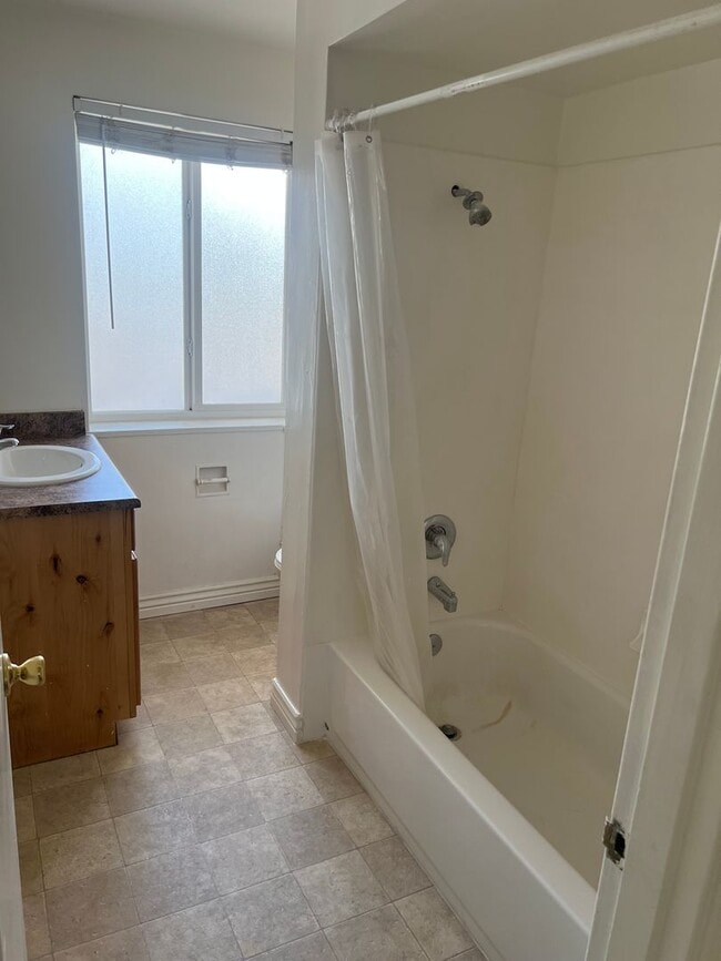Building Photo - Move in now! 2 bed/ 1 bath