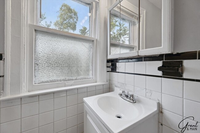 Building Photo - $1150 3 bedrooms