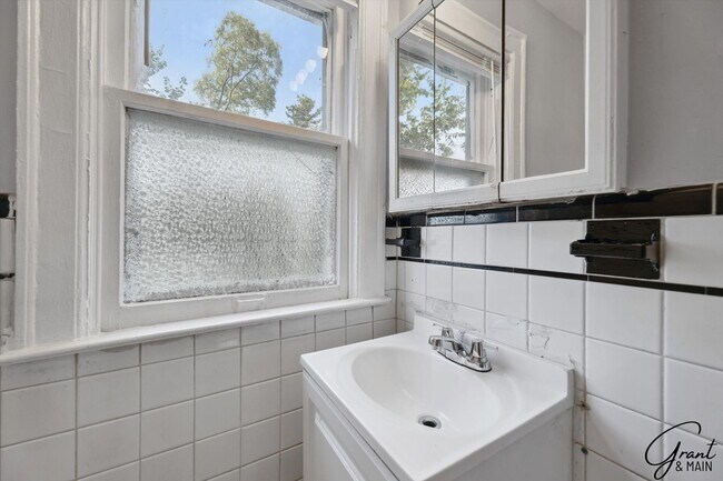 Building Photo - $1250 3 bedrooms