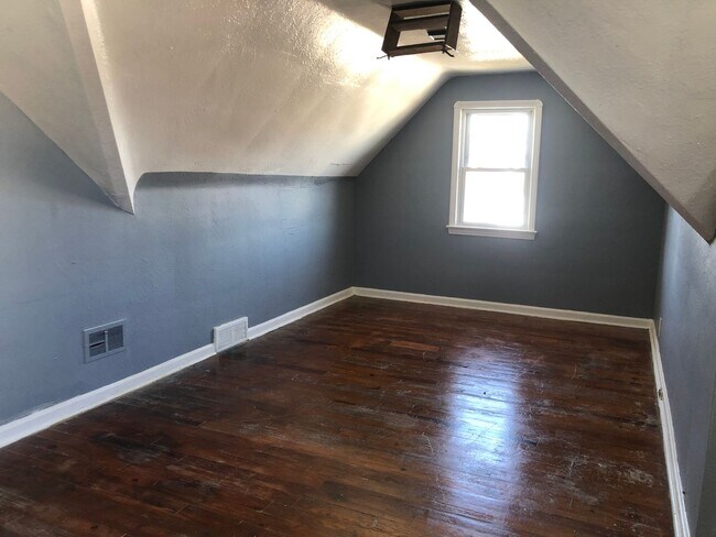 Building Photo - 3 BED 1 BATH IN BEAUTIFUL GARFIELD HEIGHTS!