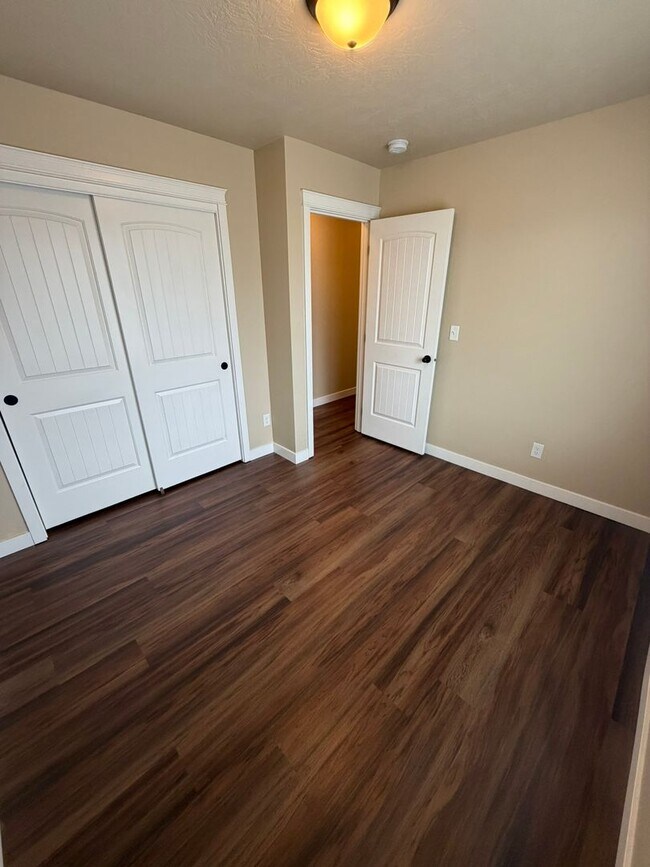 Building Photo - Must See 4 Bedroom!