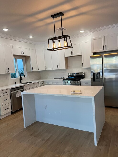 Building Photo - 951 N Oxford Ave