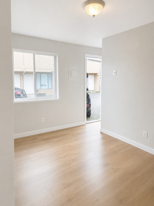 Building Photo - 703 Woodford Ave N