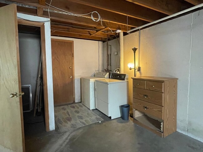 Building Photo - {731} Convenient Location + Full basement + 2 Car Tandem Garage