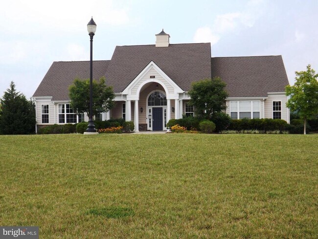 Building Photo - 500 Husky Trl