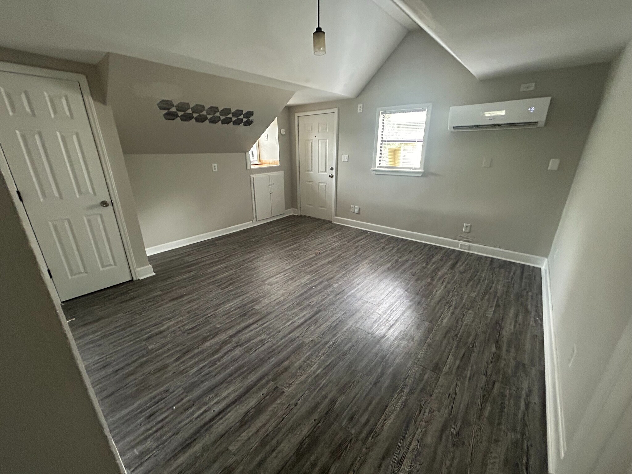 Building Photo - Room in Apartment on Heathcliff St
