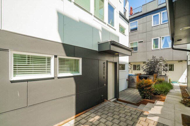 Building Photo - Sleek 2-Bed Townhome with Rooftop Deck & A...
