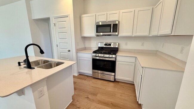 Building Photo - Brand New!! Cute 3 bed, 2 bath in Tuscany Lakes