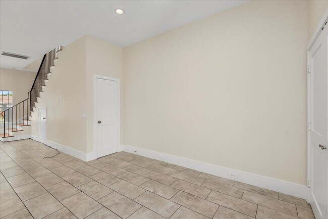 Building Photo - 2002 Lynnfield St