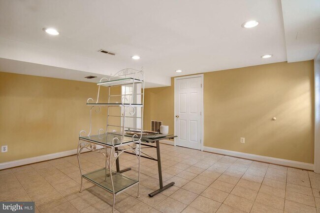 Building Photo - 6807 Dean Dr
