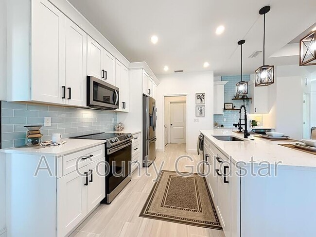 Building Photo - 6049 Higgins Ln