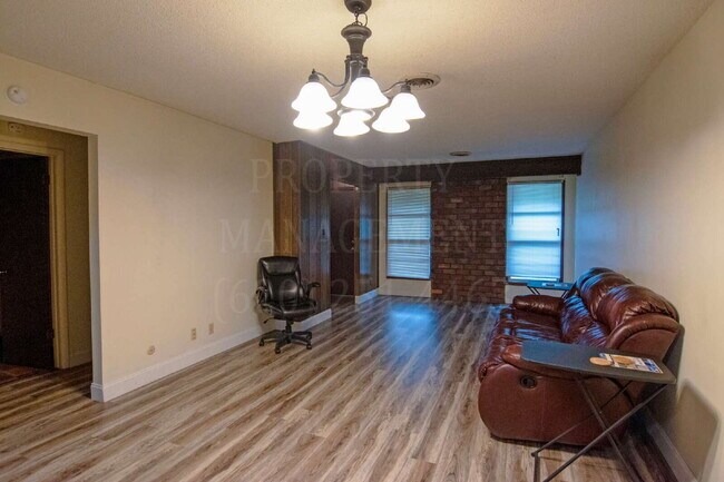 Building Photo - 2 Bedroom 1 Bath Coffeyville Apartment.