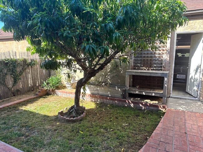 Building Photo - Spacious Woodbridge Condo -Townhouse model...