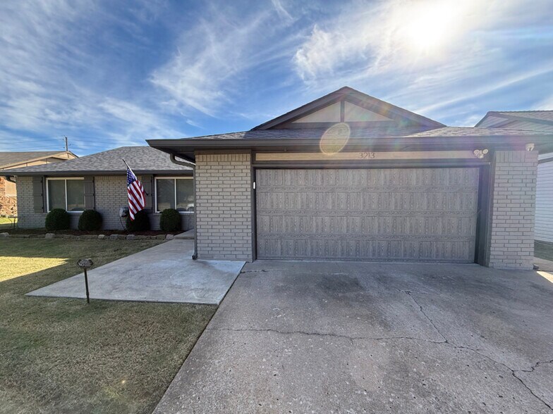 Building Photo - 3213 E Oakridge St