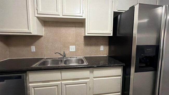 Building Photo - 9461 Pagewood Ln