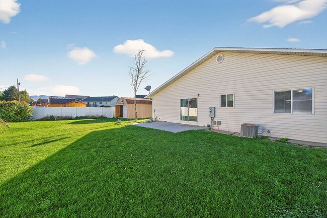 Building Photo - Impressive 5 bed/3 bath twin home in Chubbuck with just under 3000 square feet.