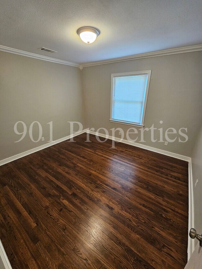 Building Photo - 135 Plainview St