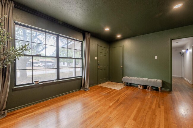 Building Photo - 4526 Lyceum Dr