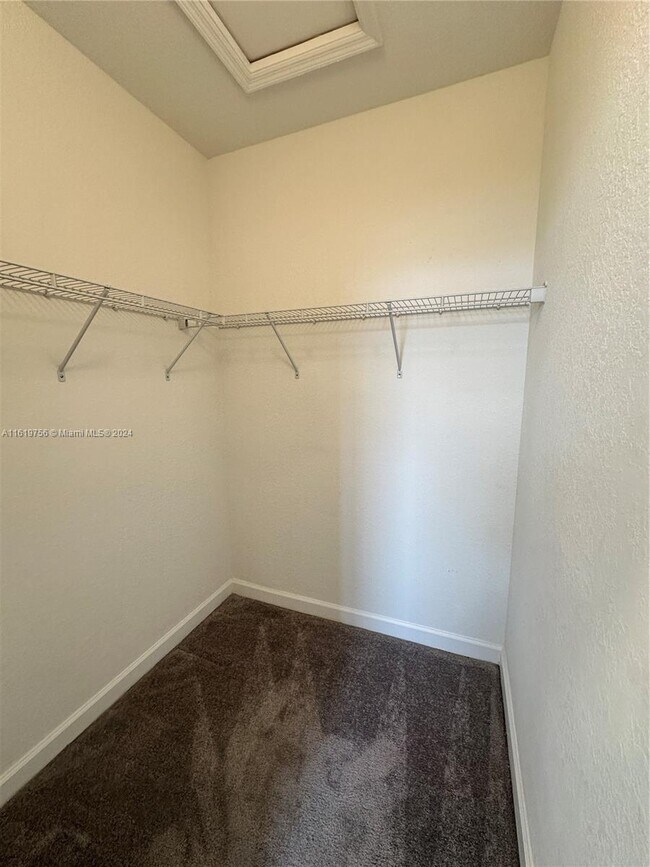 Building Photo - 2681 SE 11th St