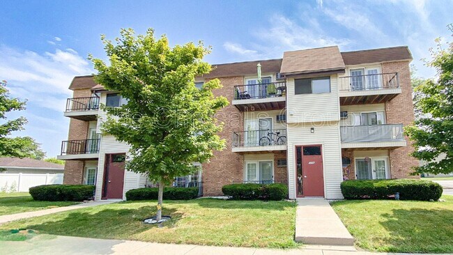 Building Photo - 2402 Marquette Rd