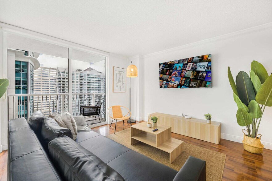 Building Photo - 1 SE 12th St