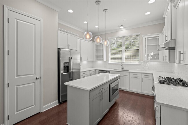 Building Photo - 545 Mirrormont Dr