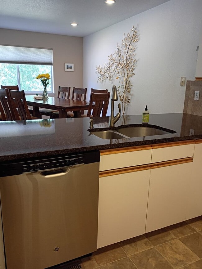 Building Photo - 600A Gold Dust Dr