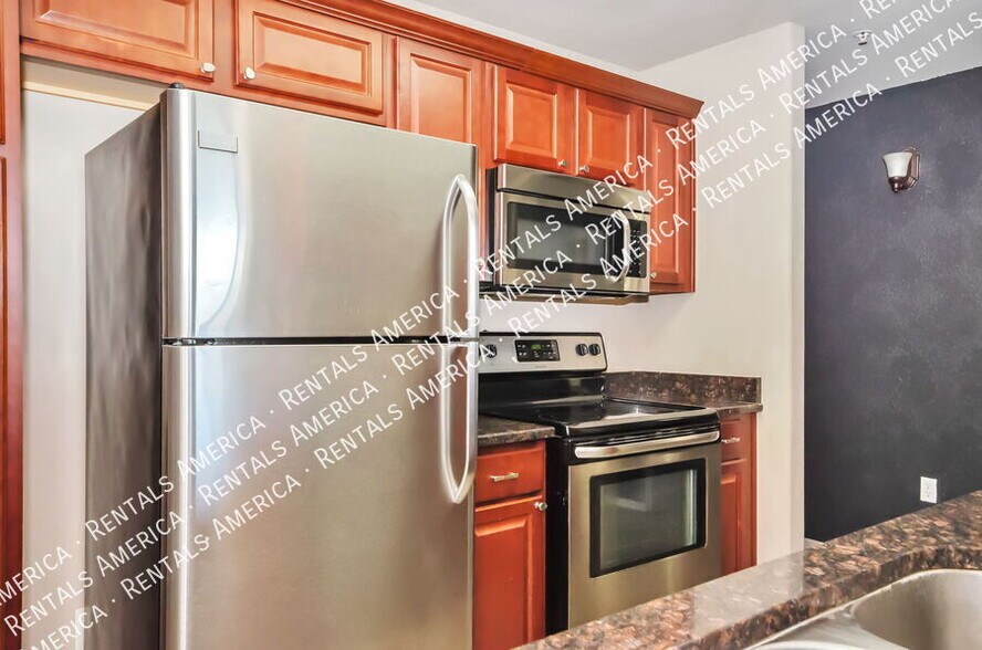 Building Photo - 2550 E River Rd