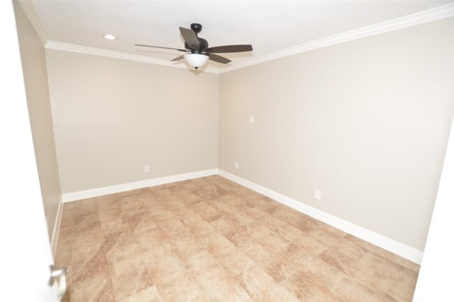 Building Photo - 26983 Crown Haven Dr