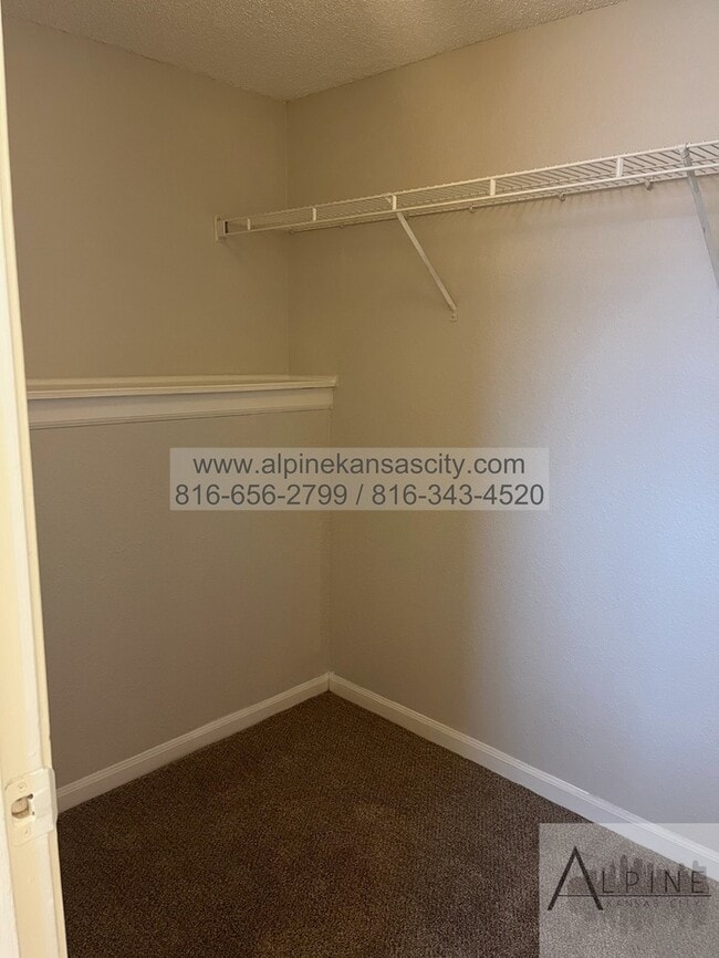 Building Photo - Spacious Gladstone Duplex, Corner Lot, 2 Car Garage!