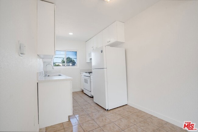 Building Photo - 241 W 84th St