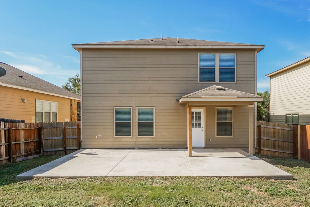 Building Photo - 10319 Royal Estate