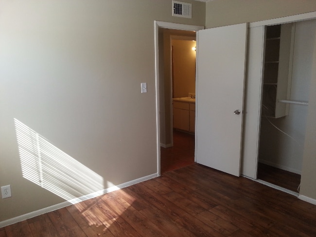 Building Photo - 6313 W Earll Dr