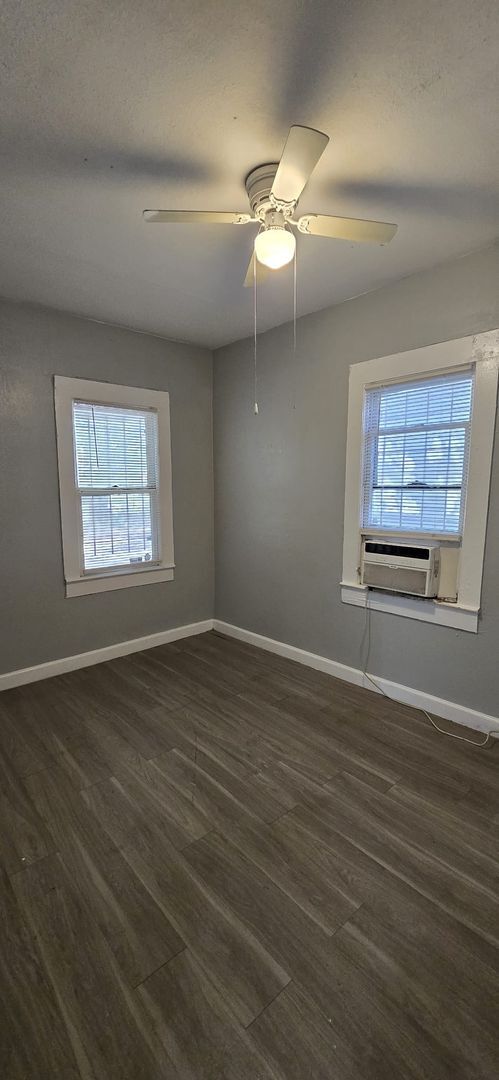 Building Photo - Beautiful 2 bedroom 1 bath Tampa bungalow