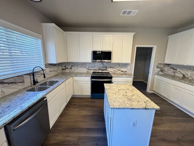 Building Photo - Move-In Ready Family Home in North San Ant...