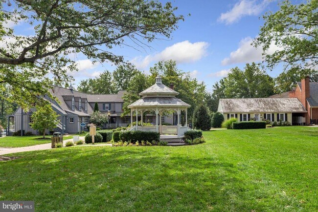 Building Photo - 723 Forest Ridge Dr