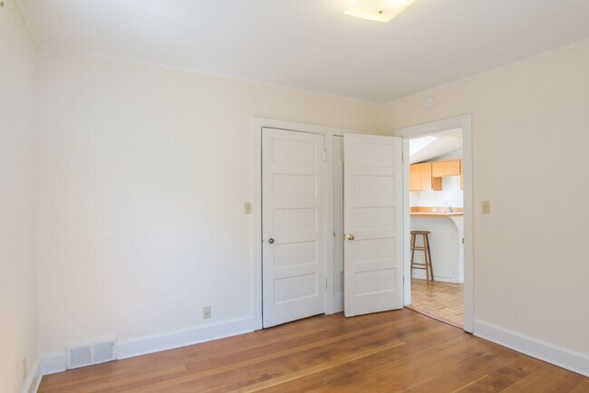 Building Photo - 2bd/1ba Seattle Home