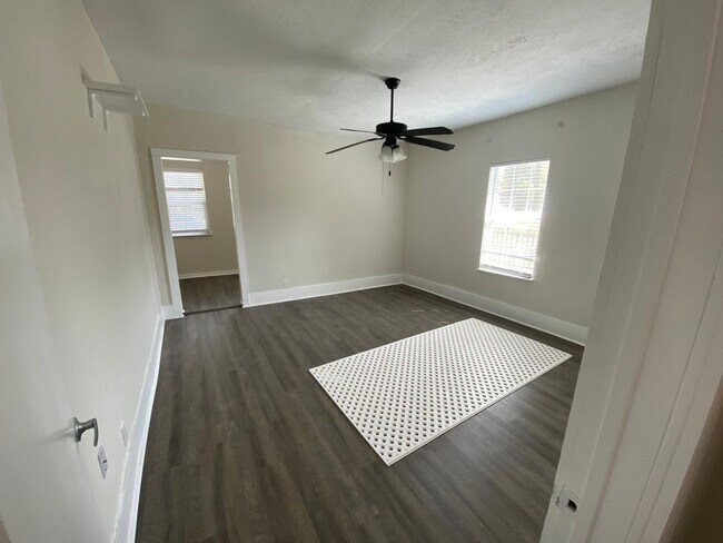 Building Photo - Recently renovated Mount Auburn home