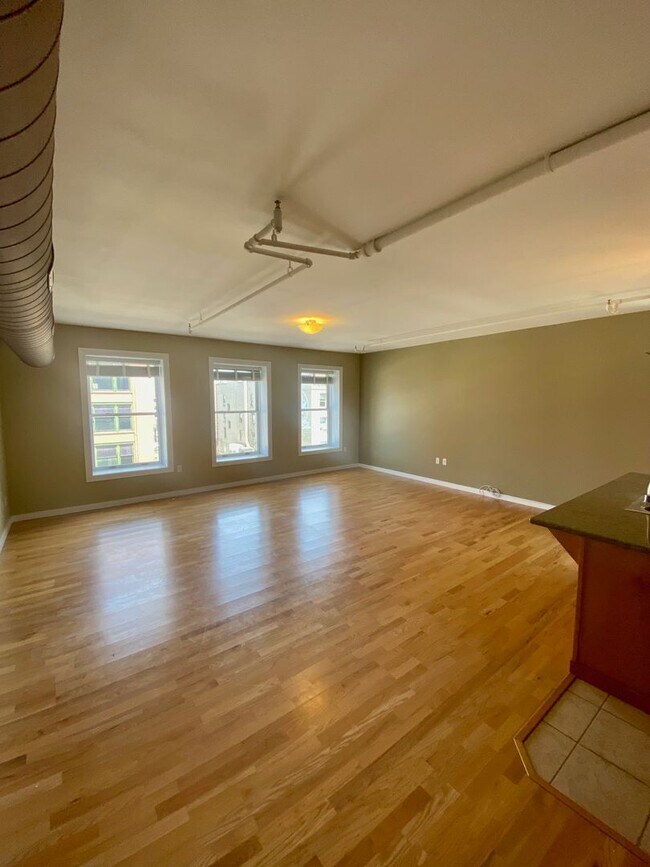 Building Photo - Stylish 2-Bedroom Condo in the Heart of Do...