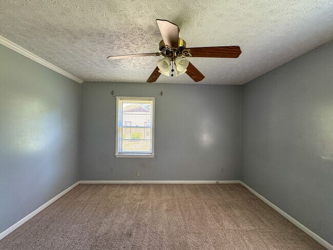 Building Photo - Cute 3 Bed 1.5 Bath Home with Fenced Yard