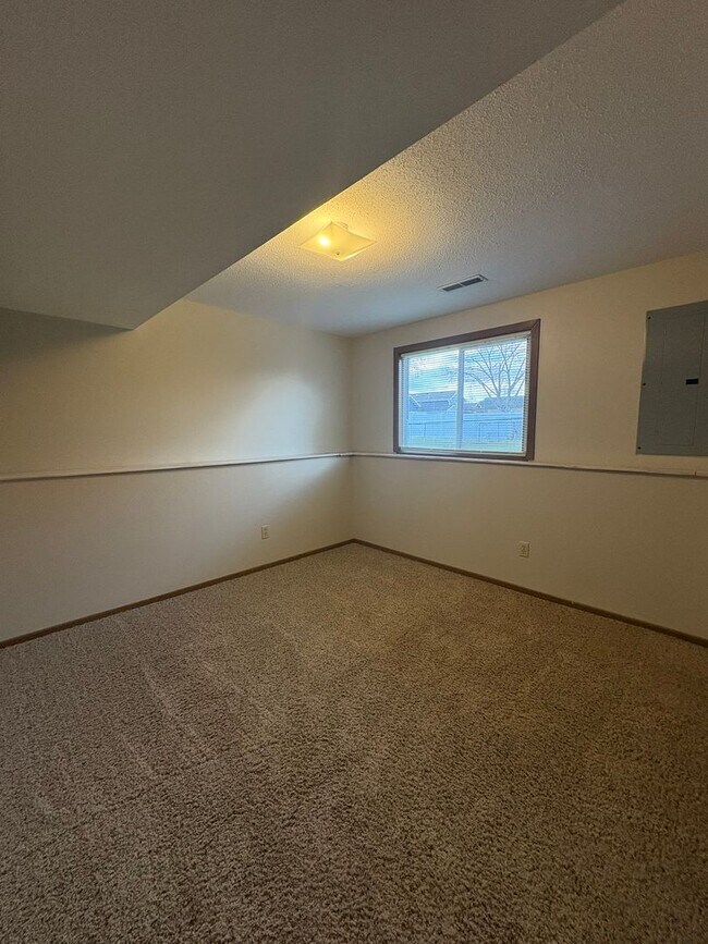 Building Photo - 3 BED | 2 BATH | SPLIT-FOYER HOME | RAPID VALLEY