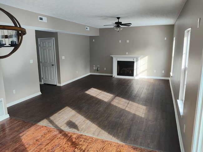 Building Photo - Beautifully maintained 4-bedroom, 2.5-bath over 2,200 sqft with a 2 car garage!