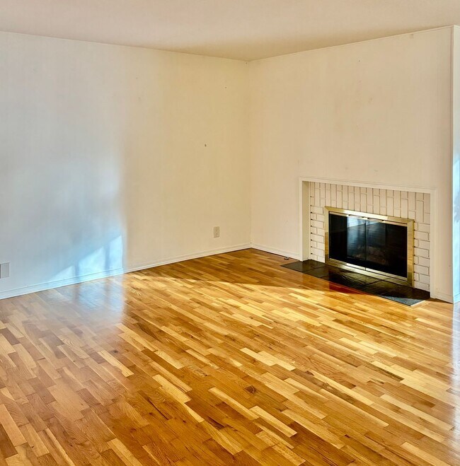 Building Photo - 16862 NE 18th St