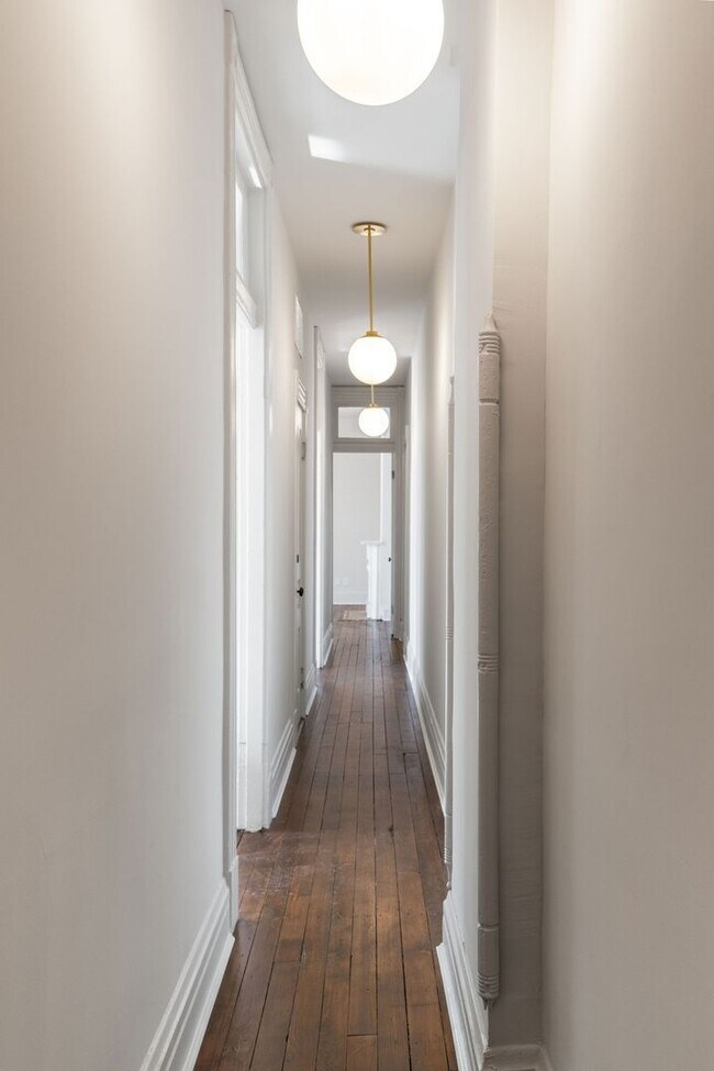 Building Photo - Large One Bedroom