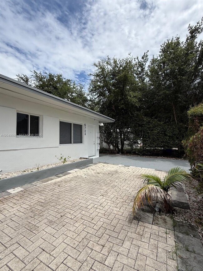 Building Photo - 6723 NE Miami Pl