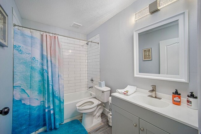 Building Photo - AVAILABLE MARCH 15TH 2026 -Downtown Flagler Beach Furnished 3 bedroom 1 bath!